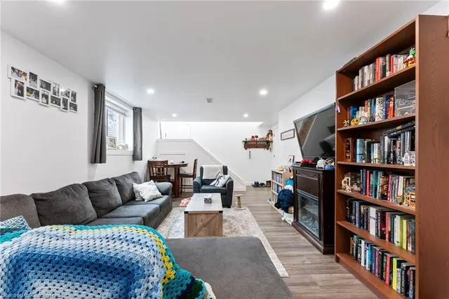 Additional image 25 of 54 Aberdeen Ave