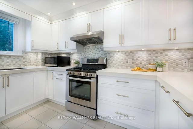Additional image 16 of 572 Roehampton Ave