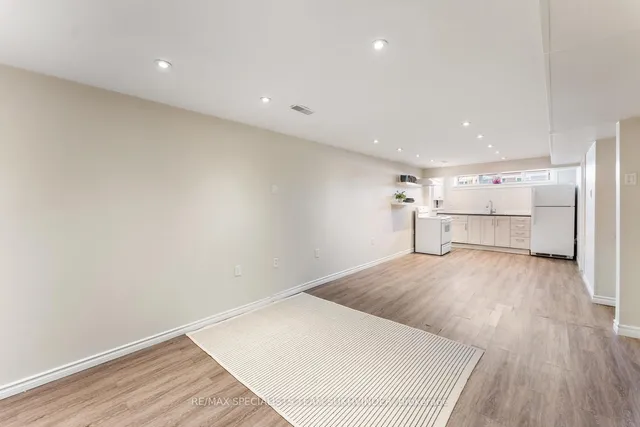 Additional image 30 of 21 White Abbey Park