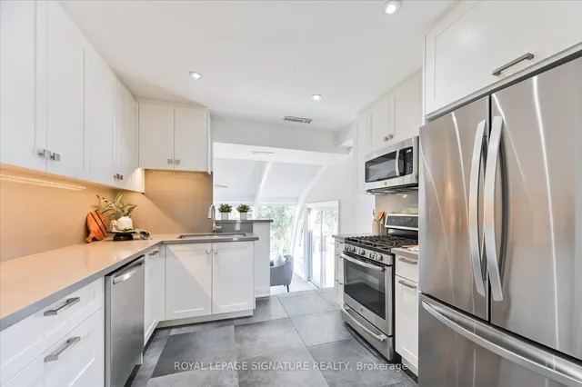 Additional image 12 of 11 Comet Crt