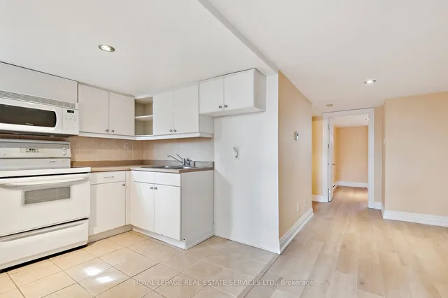 Additional image 28 of 43 Glenlake Ave