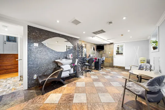 Additional image 31 of 1045 Bloor St