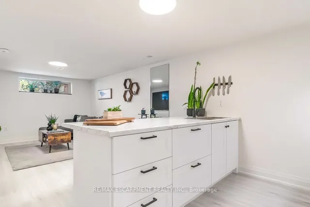 Additional image 31 of 694 Holt Dr