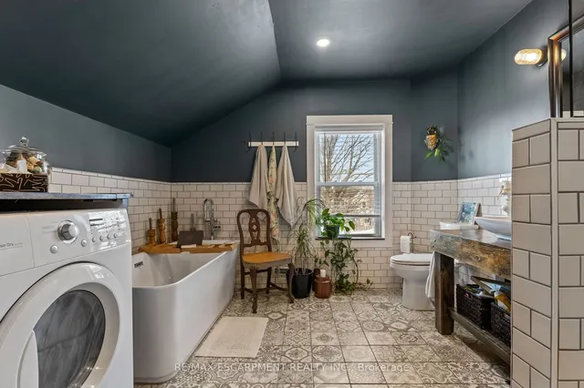 Additional image 30 of 54 Emerald St