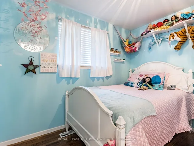 Additional image 20 of 48 Chatsworth Dr