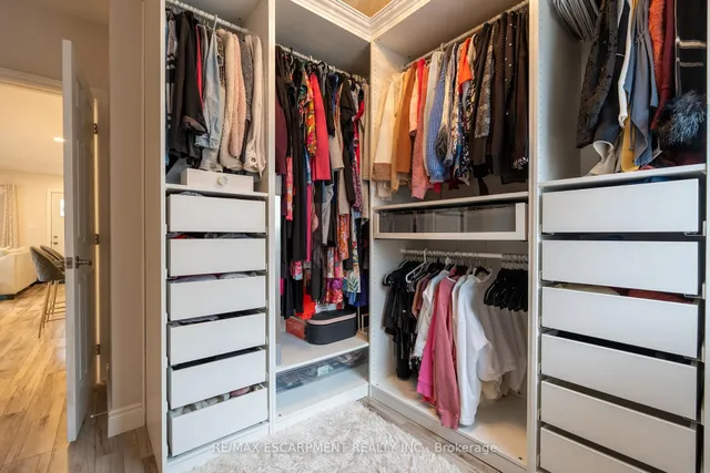 Additional image 26 of 925 Garth St