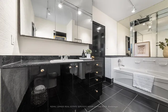 Additional image 15 of 21 Rose Park Dr