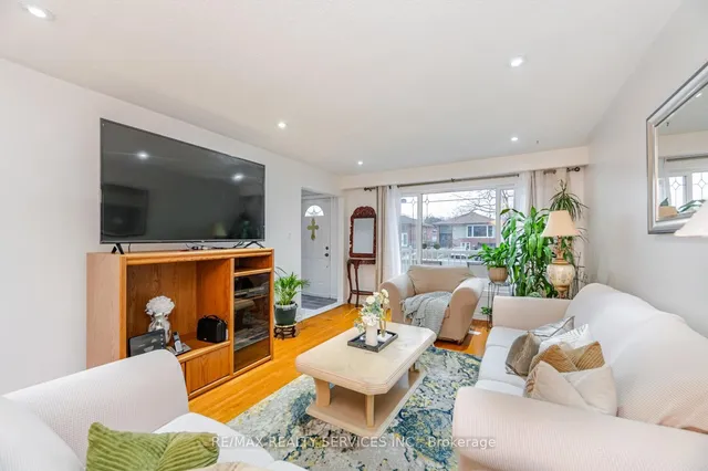 Additional image 7 of 6858 Darcel Ave