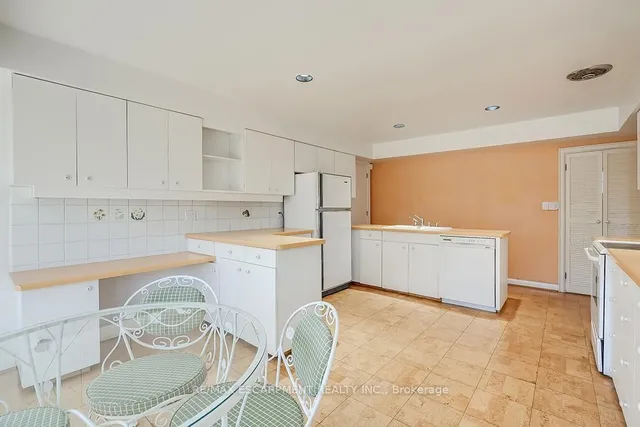 Additional image 23 of 359 Rosslyn Dr