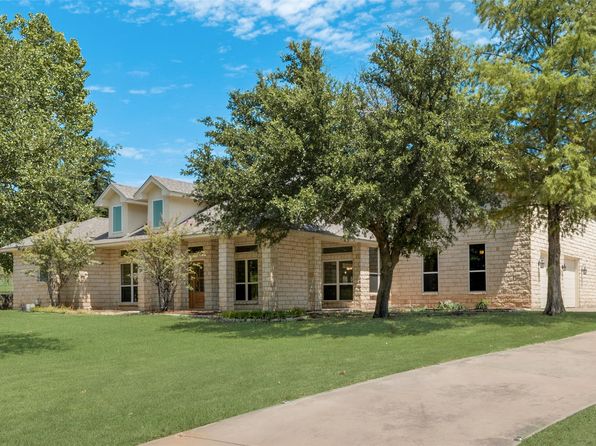 3972 Lake Oaks Cir, Fort Worth, TX 76108