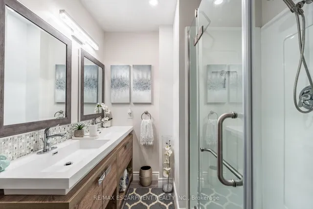 Additional image 20 of 925 Garth St