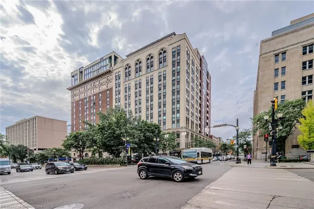 112 King St Unit 806