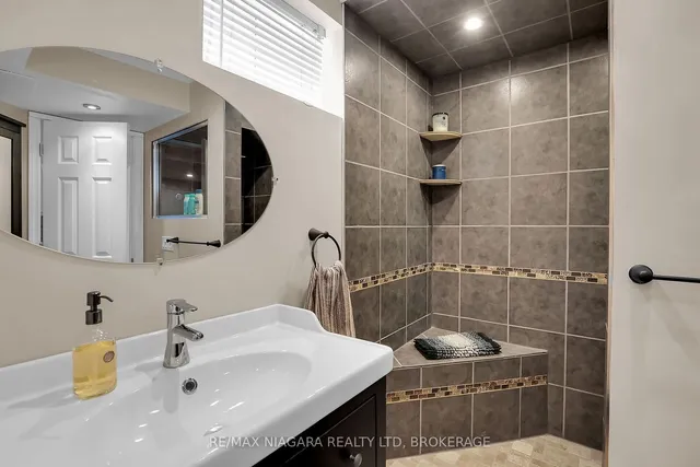 Additional image 39 of 52 Yorkdale Cres