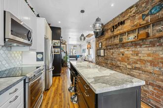 Additional image 5 of 951 Dundas St W