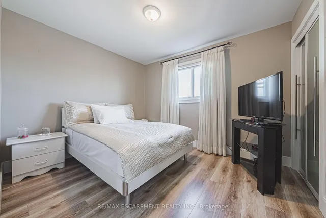 Additional image 27 of 103 Broughton Ave