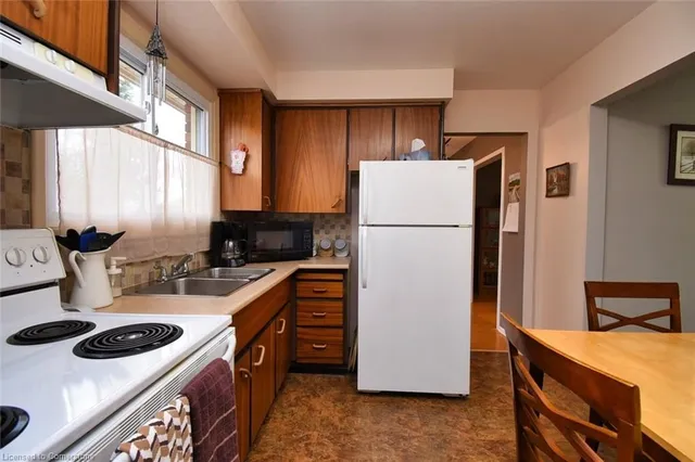 Additional image 12 of 6 Hugo Crt