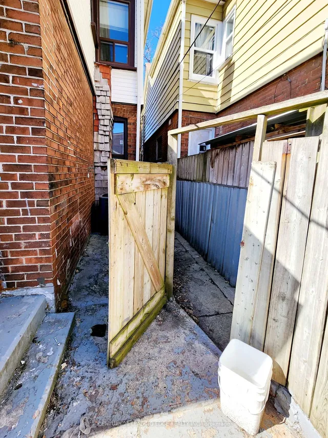 Additional image 8 of 635 Coxwell Ave