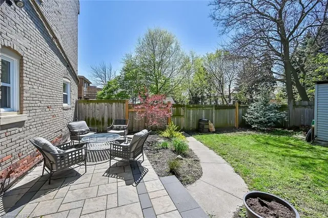 Primary image of 40 Locke St