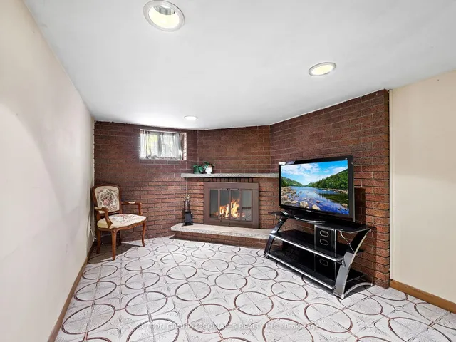 Additional image 24 of 696 Crawford St