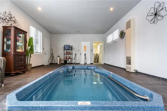 Additional image 34 of 715 Robson Rd