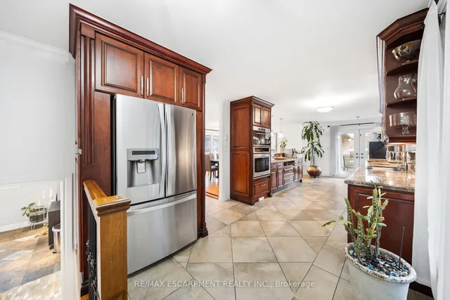 Additional image 13 of 1045 Bloor St