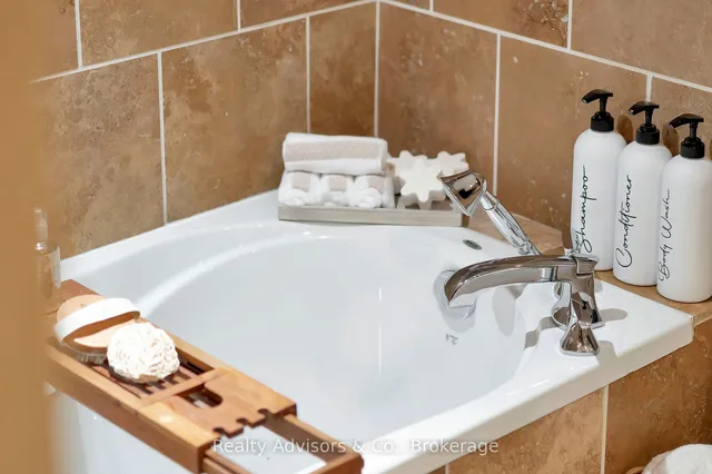 Additional image 35 of 924 Union St