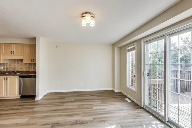 Additional image 8 of 102 Rochefort St