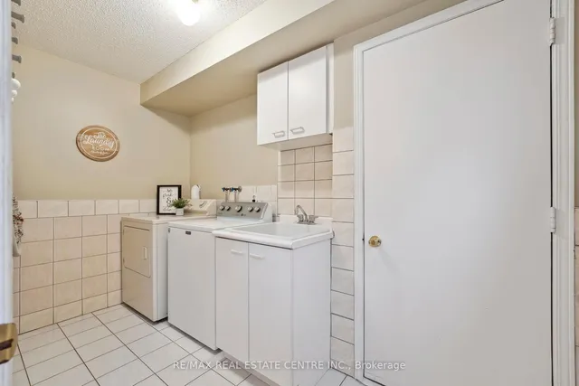 Additional image 26 of 56 Canarvan Crt