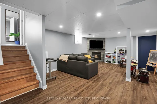 Additional image 30 of 52 Yorkdale Cres