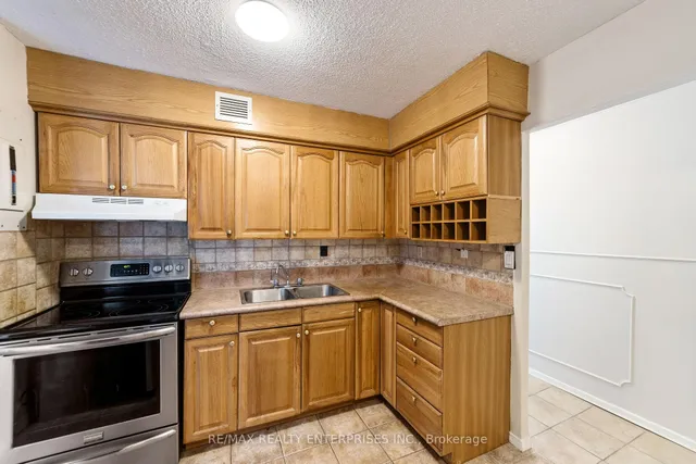 Additional image 13 of 975 WARWICK Crt Unit 1402