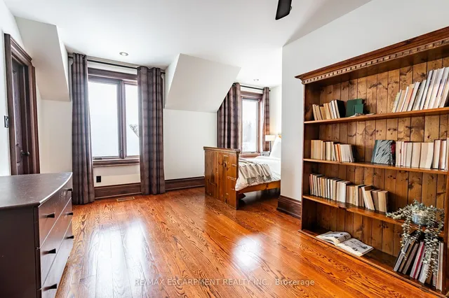 Additional image 32 of 76 Oak Ave