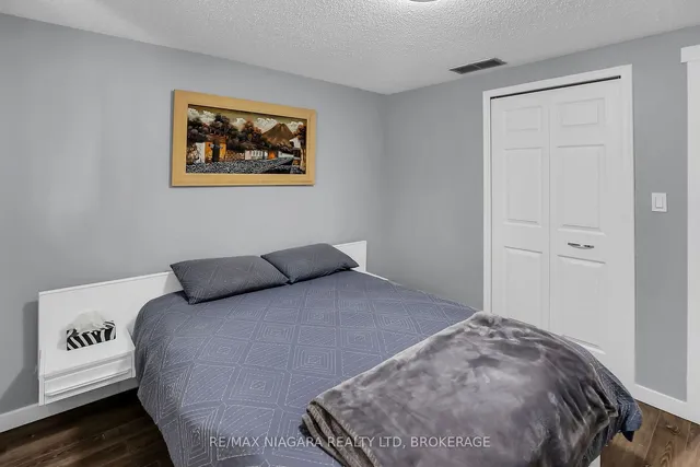 Additional image 37 of 52 Yorkdale Cres