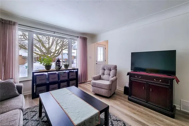 Additional image 9 of 249 Fernwood Cres