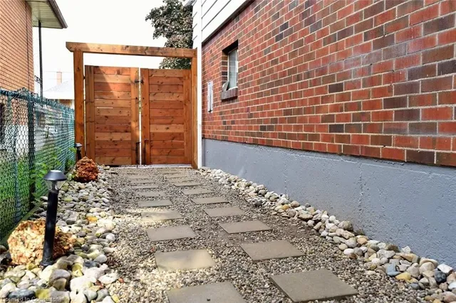 Additional image 25 of 141 Reid Ave