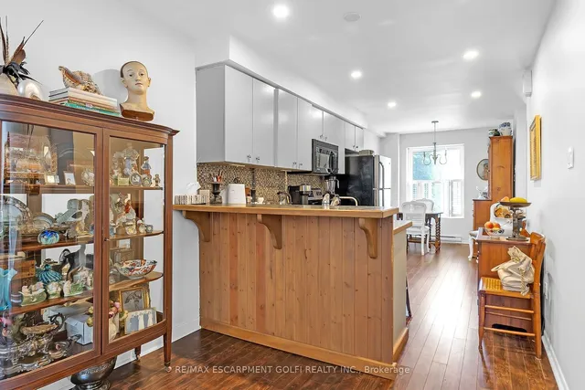 Additional image 28 of 23 Macaulay St Unit 3