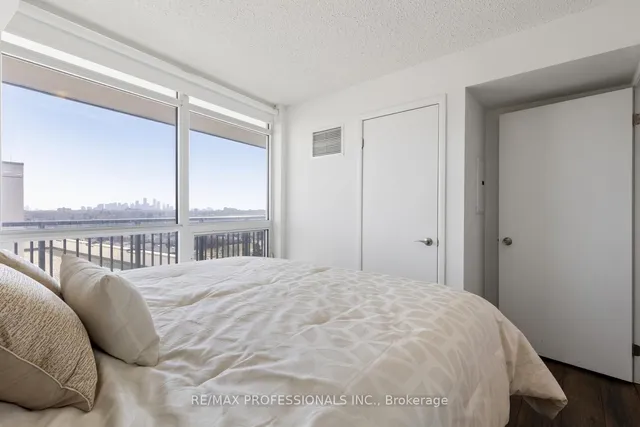 Additional image 15 of 800 Lawrence Ave Unit 1014