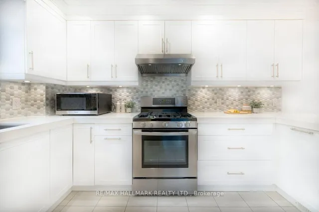 Additional image 18 of 572 Roehampton Ave