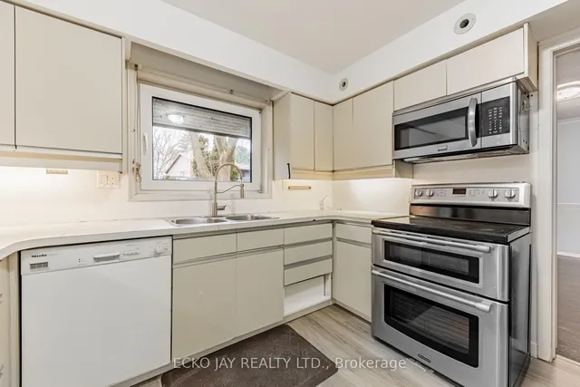 Additional image 9 of 11 Tofino Cres