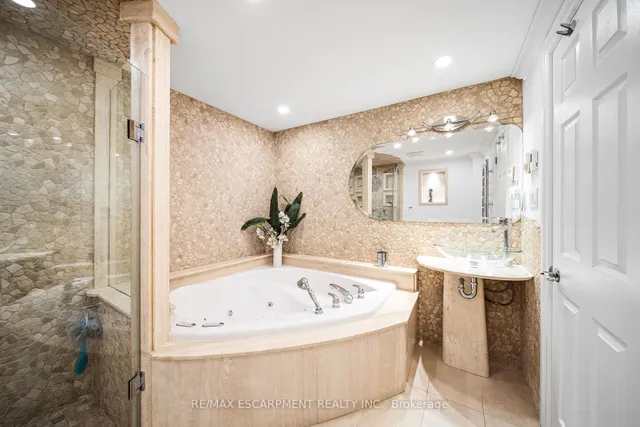 Additional image 38 of 1045 Bloor St