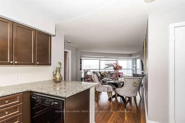 Additional image 9 of 125 Village Green Sq Unit 1409