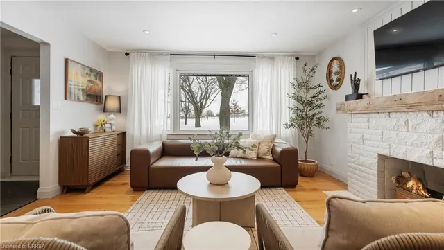 Additional image 5 of 4 Holt Ave