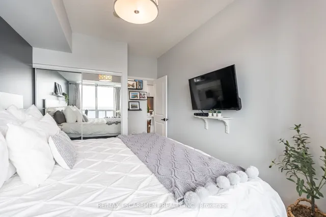 Additional image 34 of 90 Absolute Ave Unit 1611