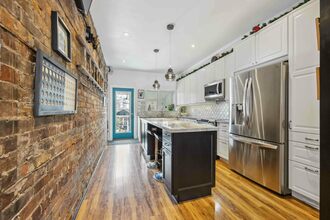 Additional image 4 of 951 Dundas St W