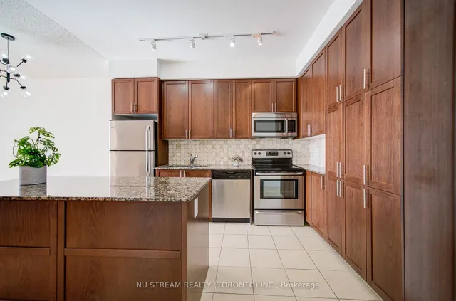 Additional image 10 of 800 Lawrence Ave Unit 812