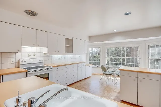 Additional image 21 of 359 Rosslyn Dr