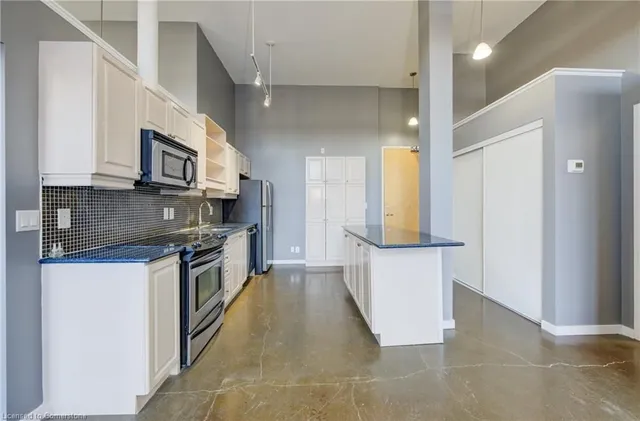 Additional image 4 of 404 King St Unit 526