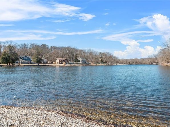 Primary image of 34 Saint George Pl, Wanaque Boro, NJ 07420