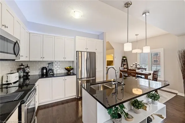 Additional image 10 of 215 Dundas St Unit 31