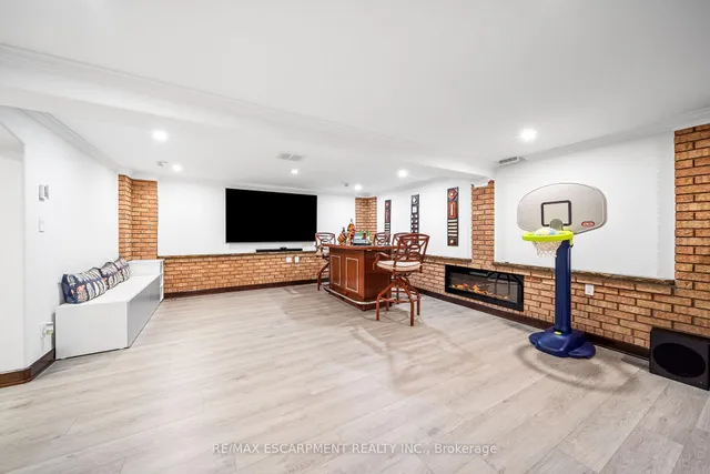 Additional image 35 of 1045 Bloor St