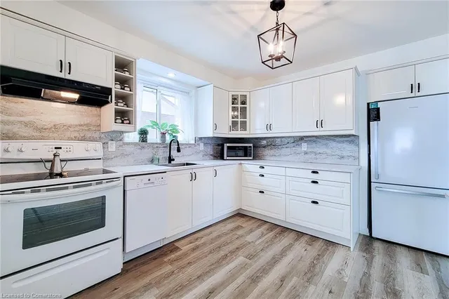 Additional image 11 of 249 Fernwood Cres